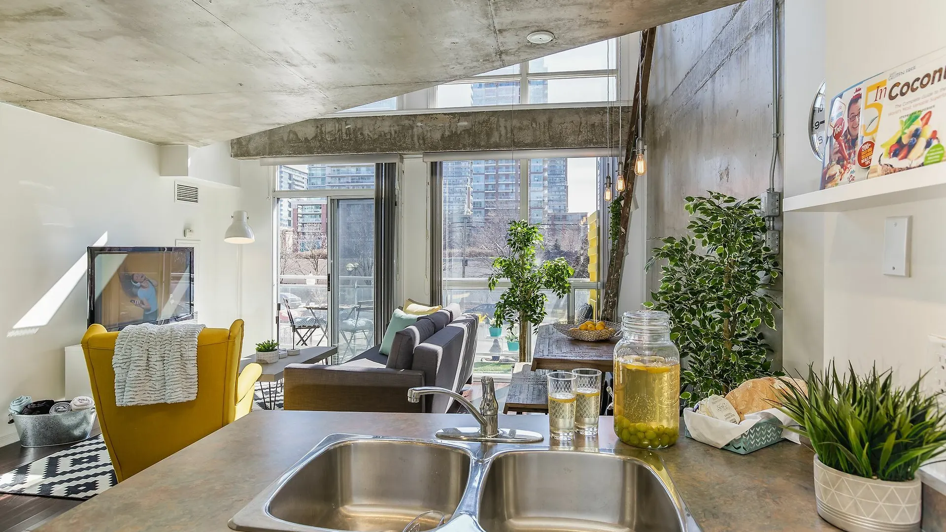 Quickstay - Sunlit Luxury Loft On King West Toronto 3*,